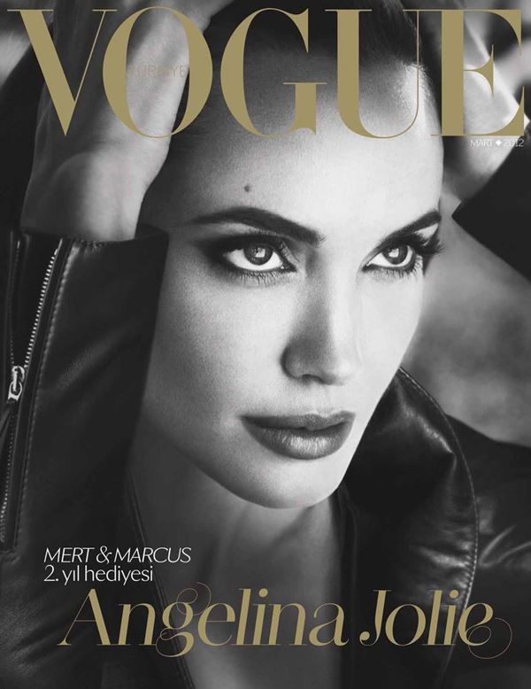 Анджелина Джоли тогда и сейчас: фото обложек - чёрно-белый портрет для Vogue Turkey (март 2012)