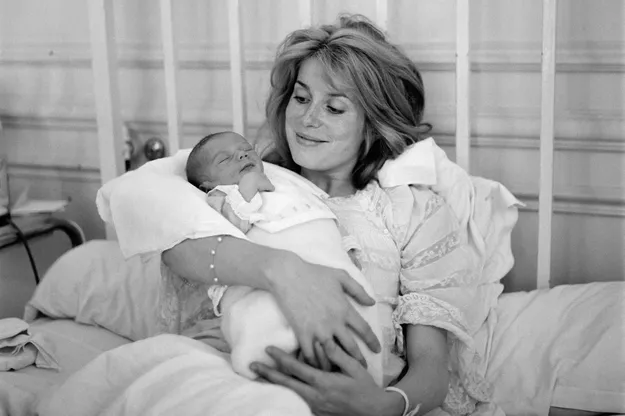 Трудное материнство актрис - Катрин Денёв с маленьким сыном в 1963 году